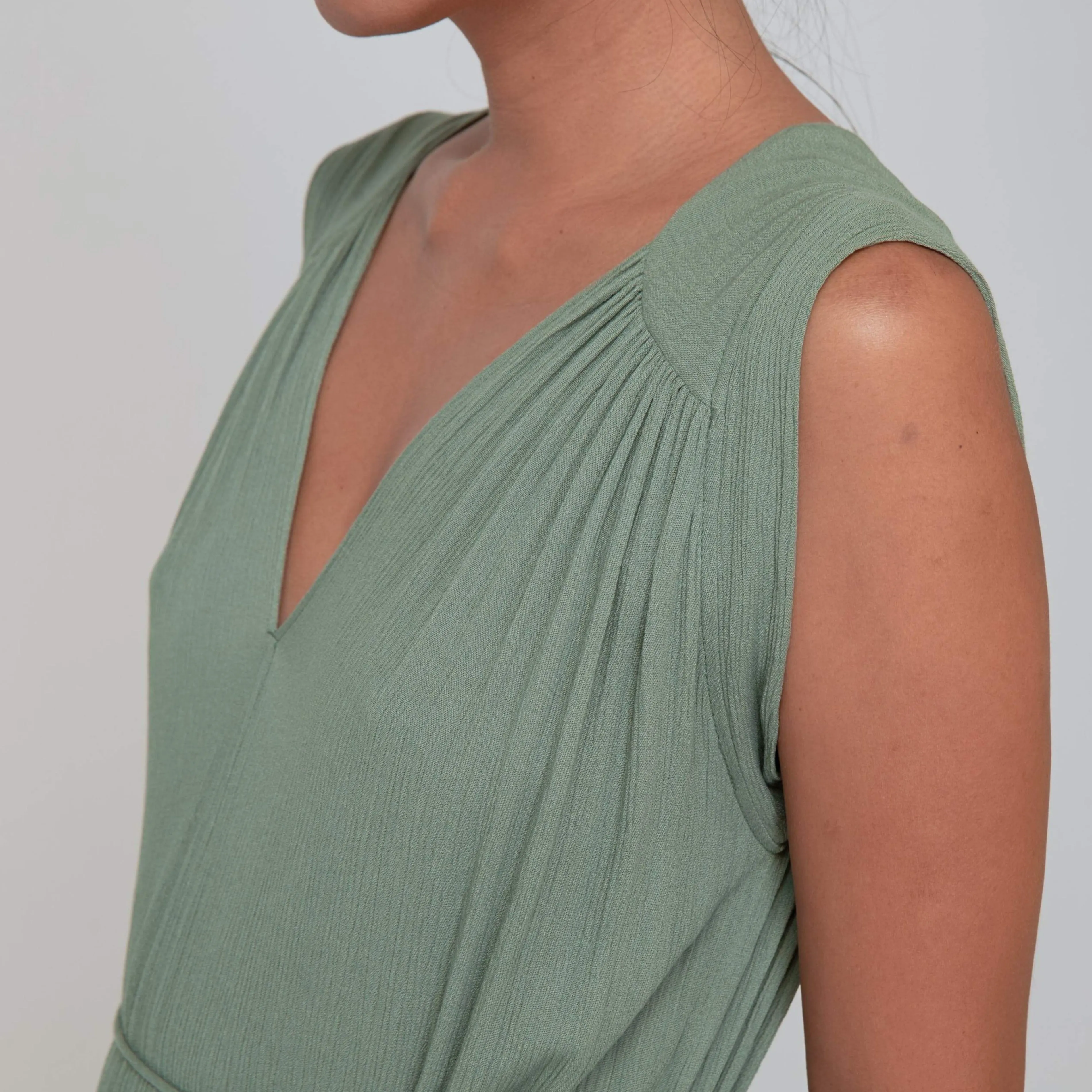 TRANSIT SLEEVELESS LONG DRESS - Crinkled Rayon | Light Olive Green