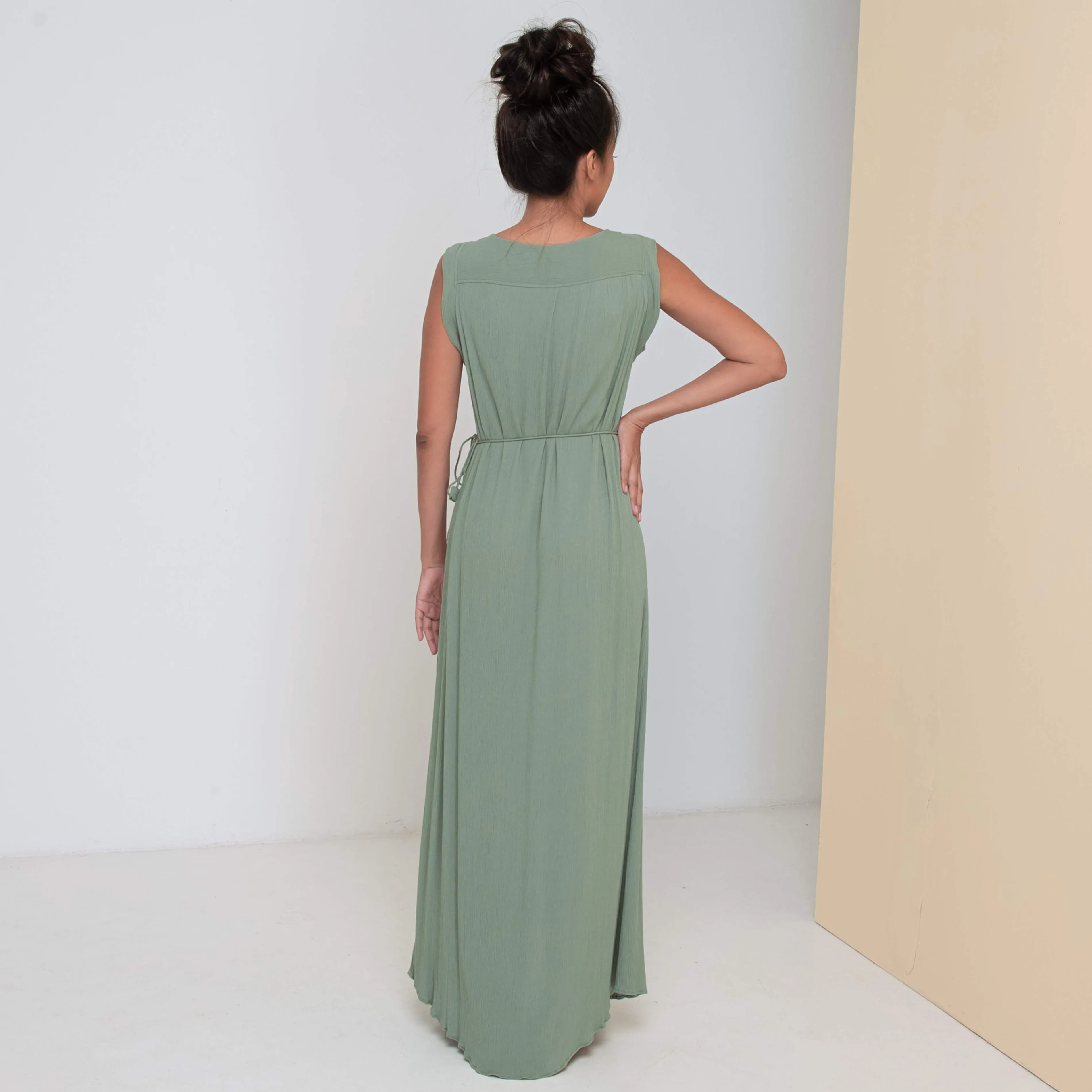 TRANSIT SLEEVELESS LONG DRESS - Crinkled Rayon | Light Olive Green